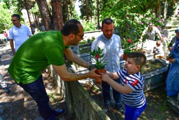 BAŞKAN ÇAMYAR ARİFE GÜNÜNDE KABİRLERİ ZİYARET ETTİ – 208