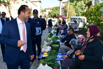 ÜNYE BELEDİYESİ’NDEN KÖYLÜ PAZARCILARA TEZGÂH HİZMETİ – 273